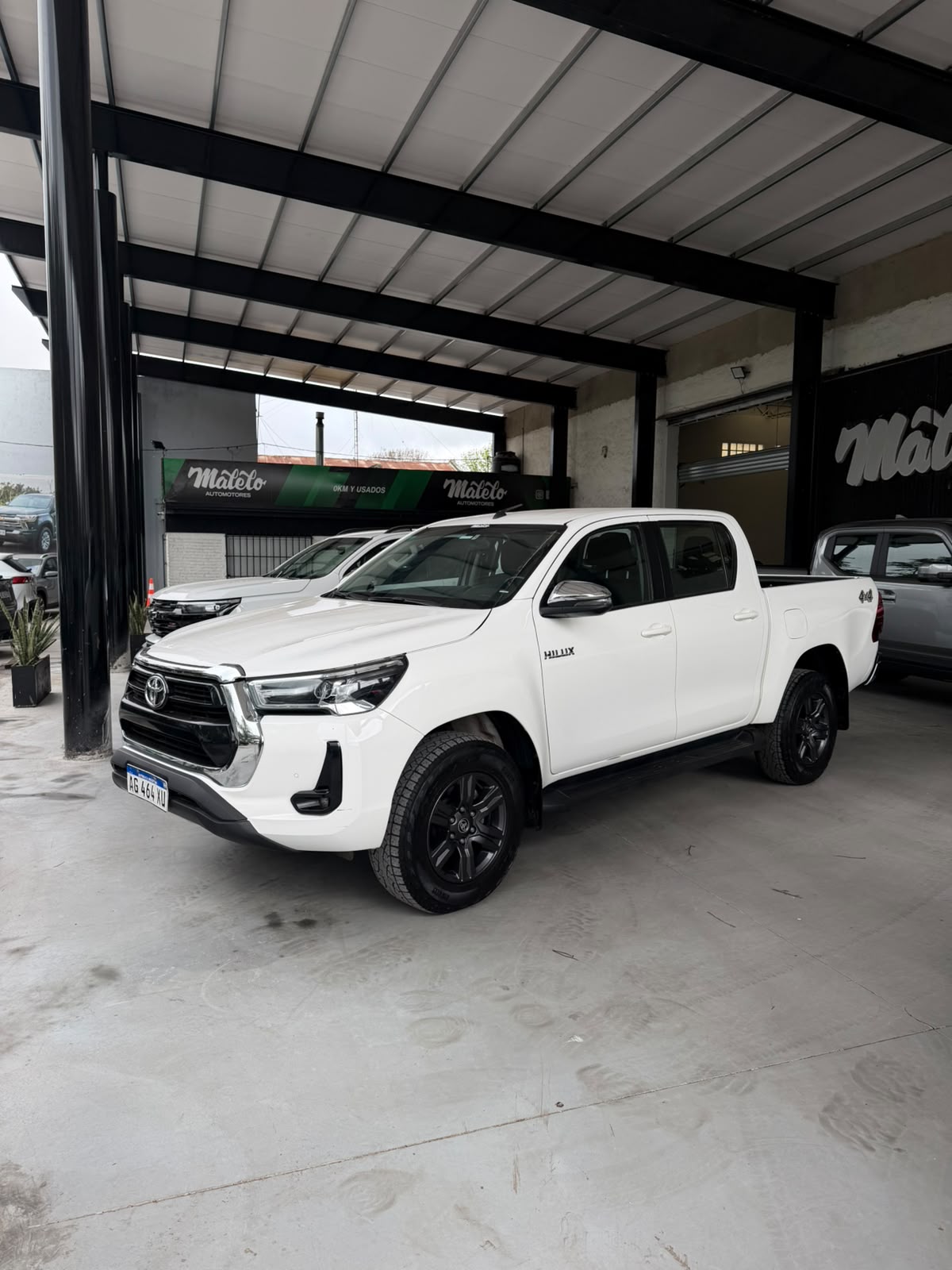 TOYOTA - HILUX  SRV  2.8  4X4 - MANUAL  - 2023